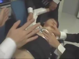 Unconscious zyrë dashnore dorëshkathët gojë fucked nga të saj colleagues në the karrige në the zyrë