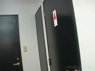 Asiatiskapojke tonårs goddess vids fitta medan pissar i en toalett