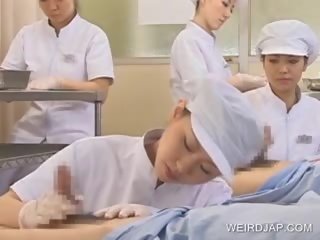 Nhật bản y tá slurping kiêm ngoài của dâm dục phallus