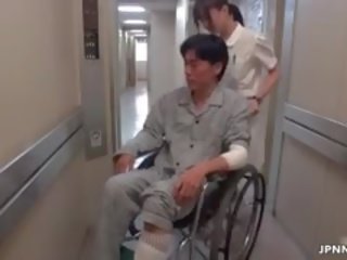 Fascinating asiática enfermera va loca