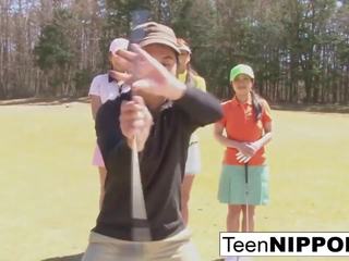 Simpatiska aziāti pusaudze meitenes spēlēt a spēle no noģērbšana golfs: hd pieaugušais filma 0e