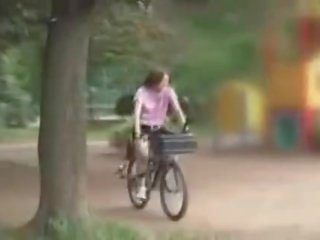 Japonesa adolescent masturbava enquanto a montar um specially modified x classificado clipe bike!